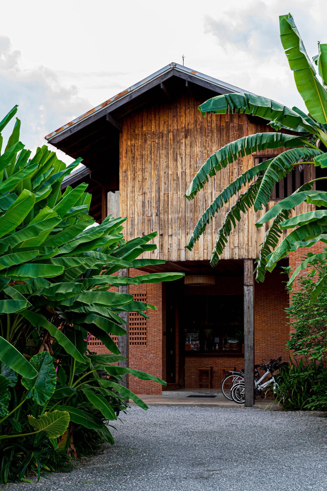 Athita Chiang Saen: Living Architecture That Respects Its Roots — photograph 4